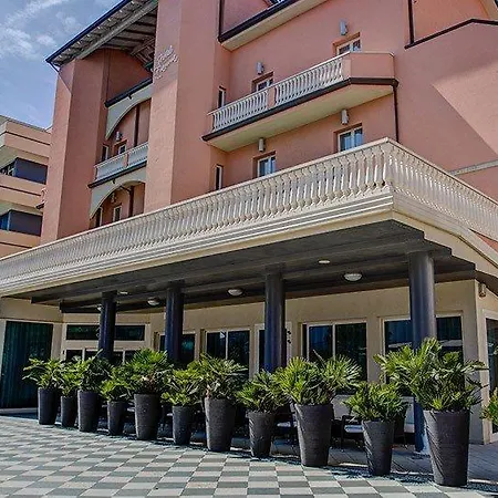 Отель Fiamma & Чезенатико